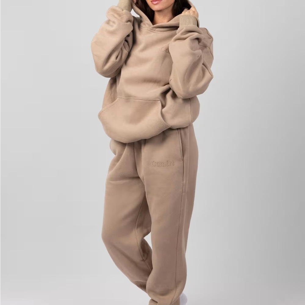 Comfrt Minimalist Sweatsuit Set - Picture 11 of 11
